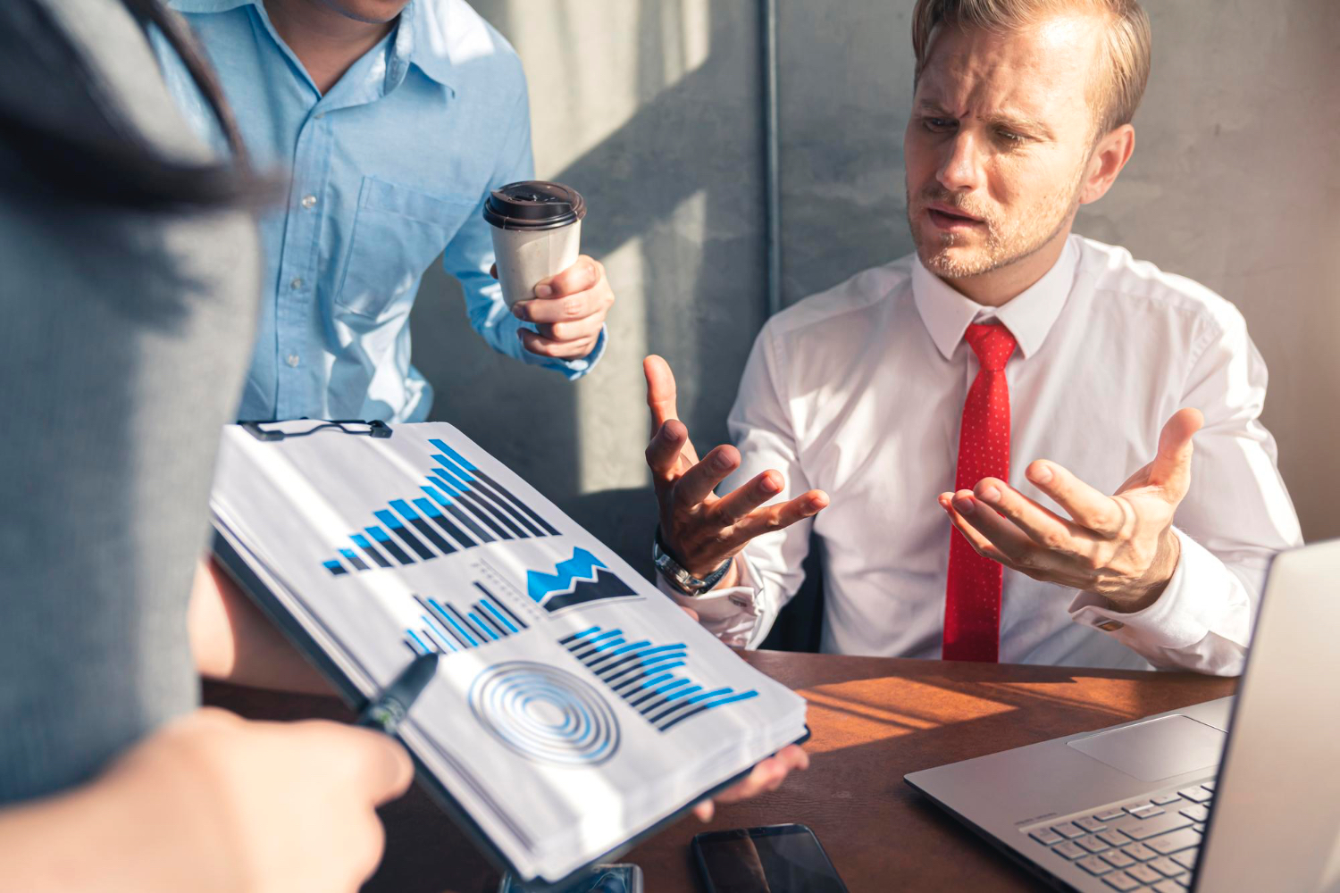 Propast mezi ambicemi a realitou Proč AI v mnoha firmách zatím nevydělává?